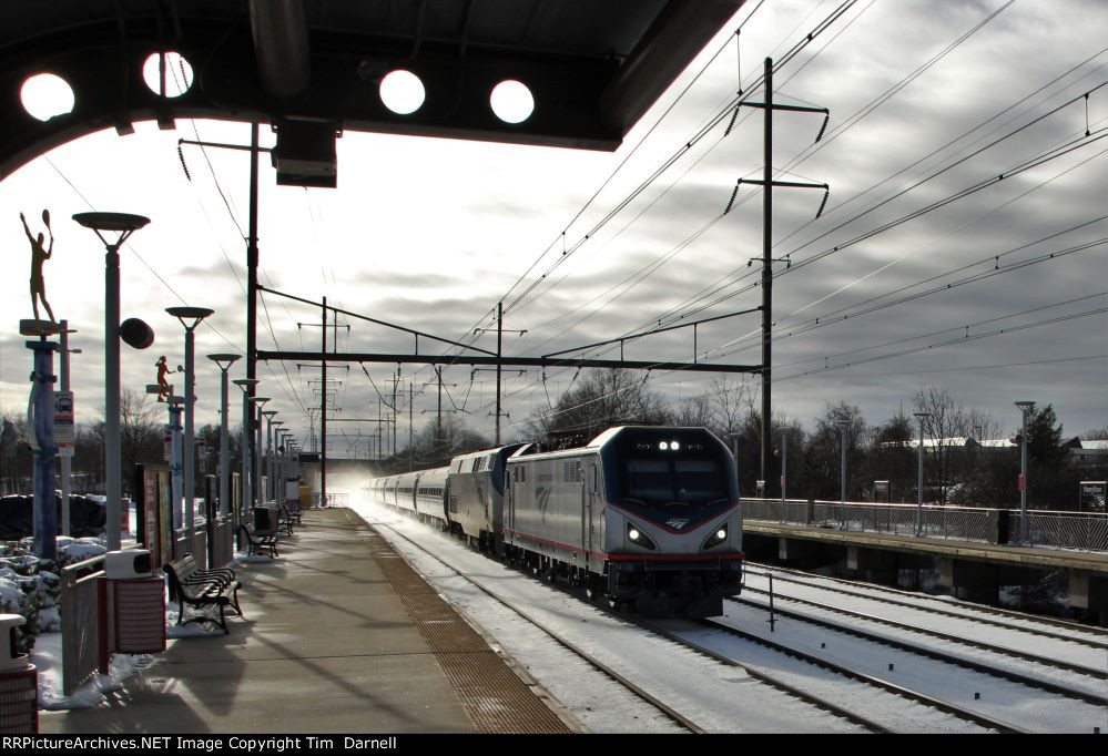 AMTK 665 leads train 84.
